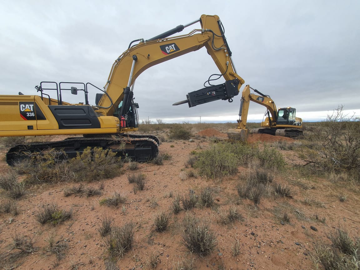 Excavadora CAT 335 con martillo
